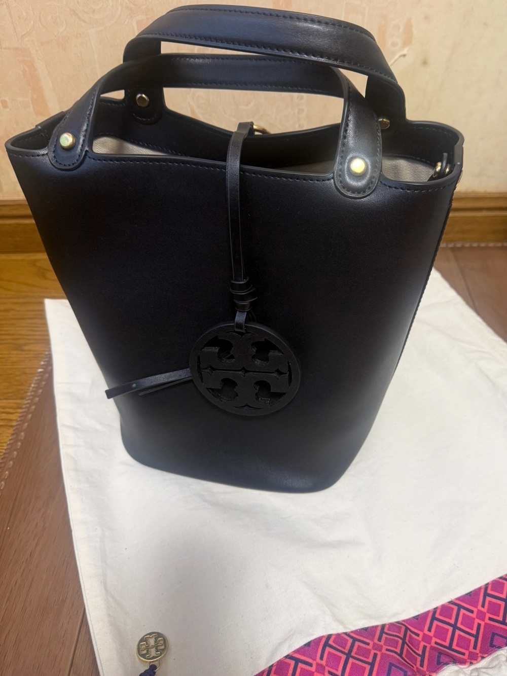Tory Burch☆Miller buket bag black